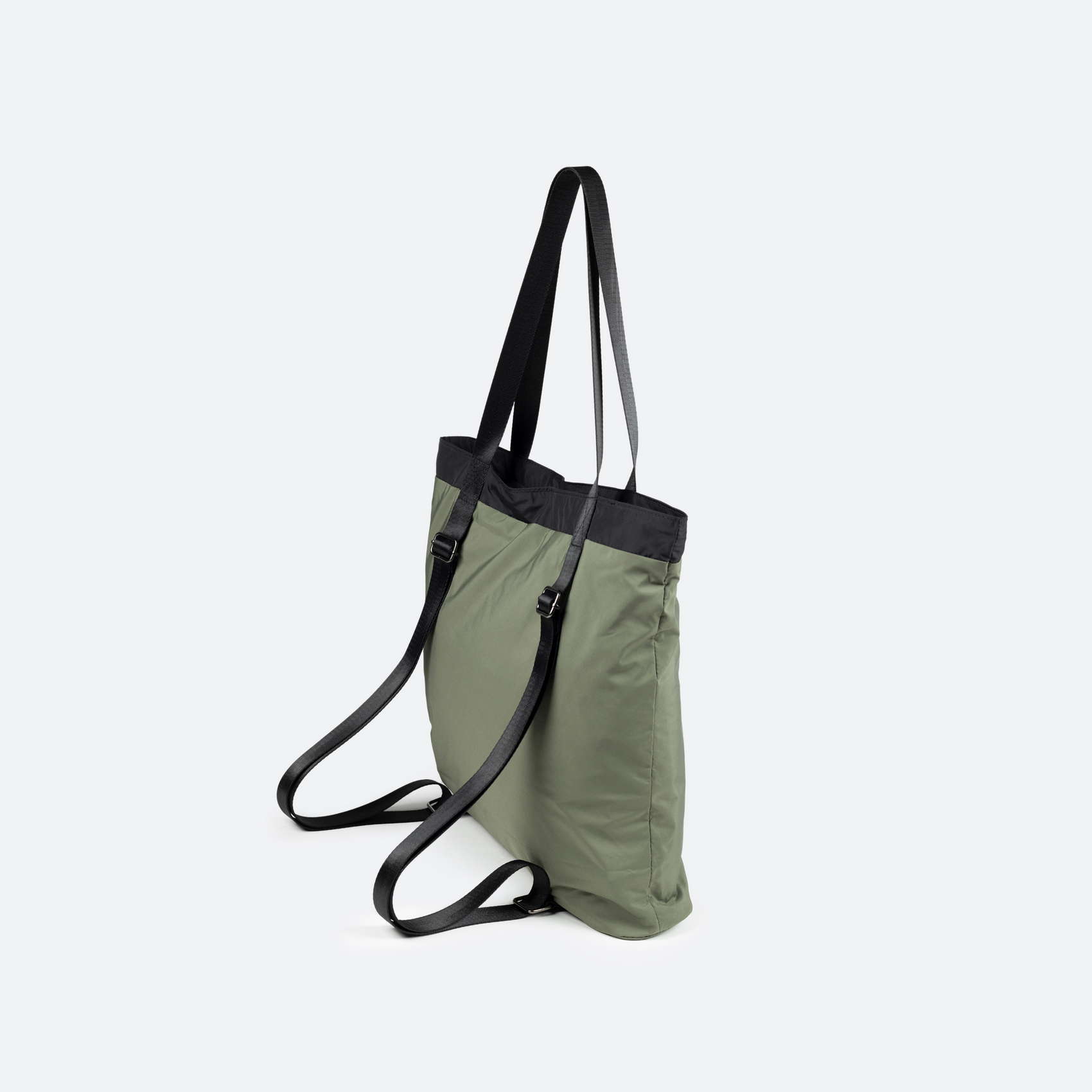 Bolso Tote y Mochila 2 en 1 de Nylon Verde | TOTE BACKPACK. SHALLOW.