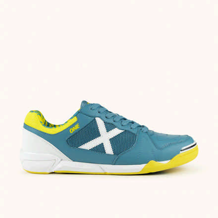 Sports shoes with mesh base and TPU reinforced toe cap | MUNICH ONE 81