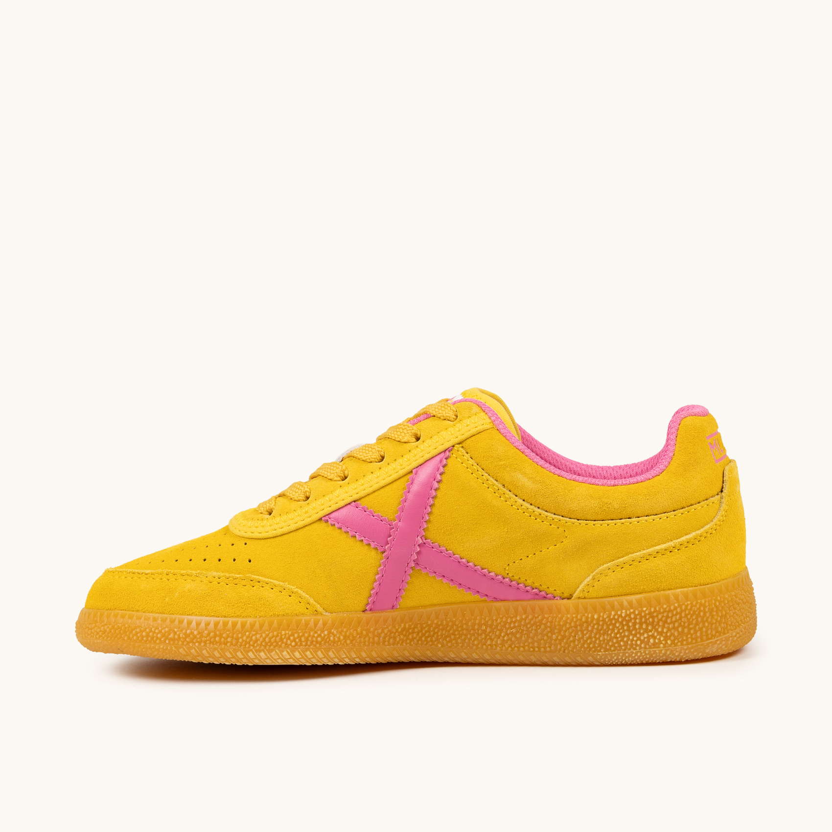 Sneakers de Ante Amarillo y Detalles Fucsia | MUNICH RUMBA WMN 23