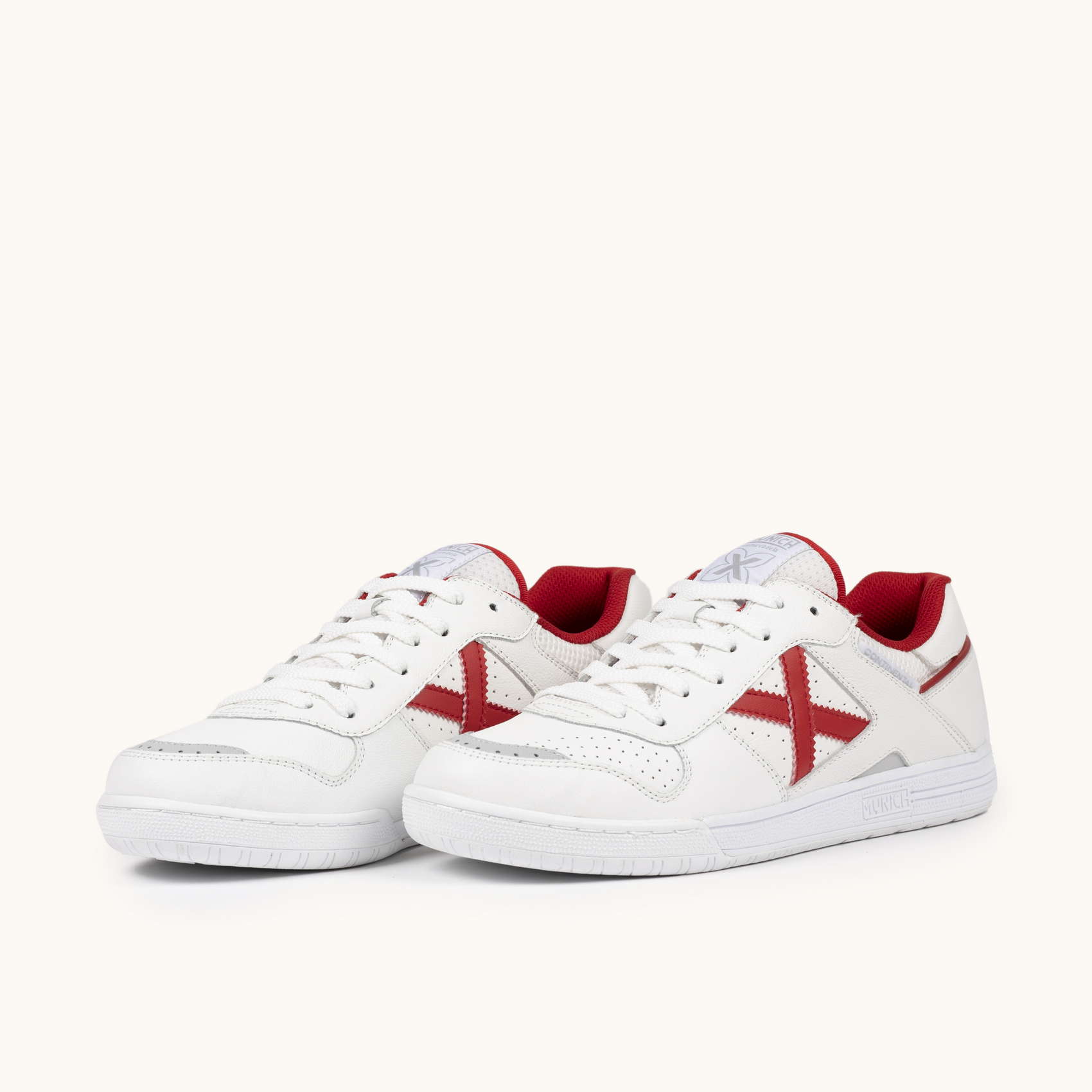 White and Red Leather Futsal Sneakers | MUNICH CONTINENTAL V2 70