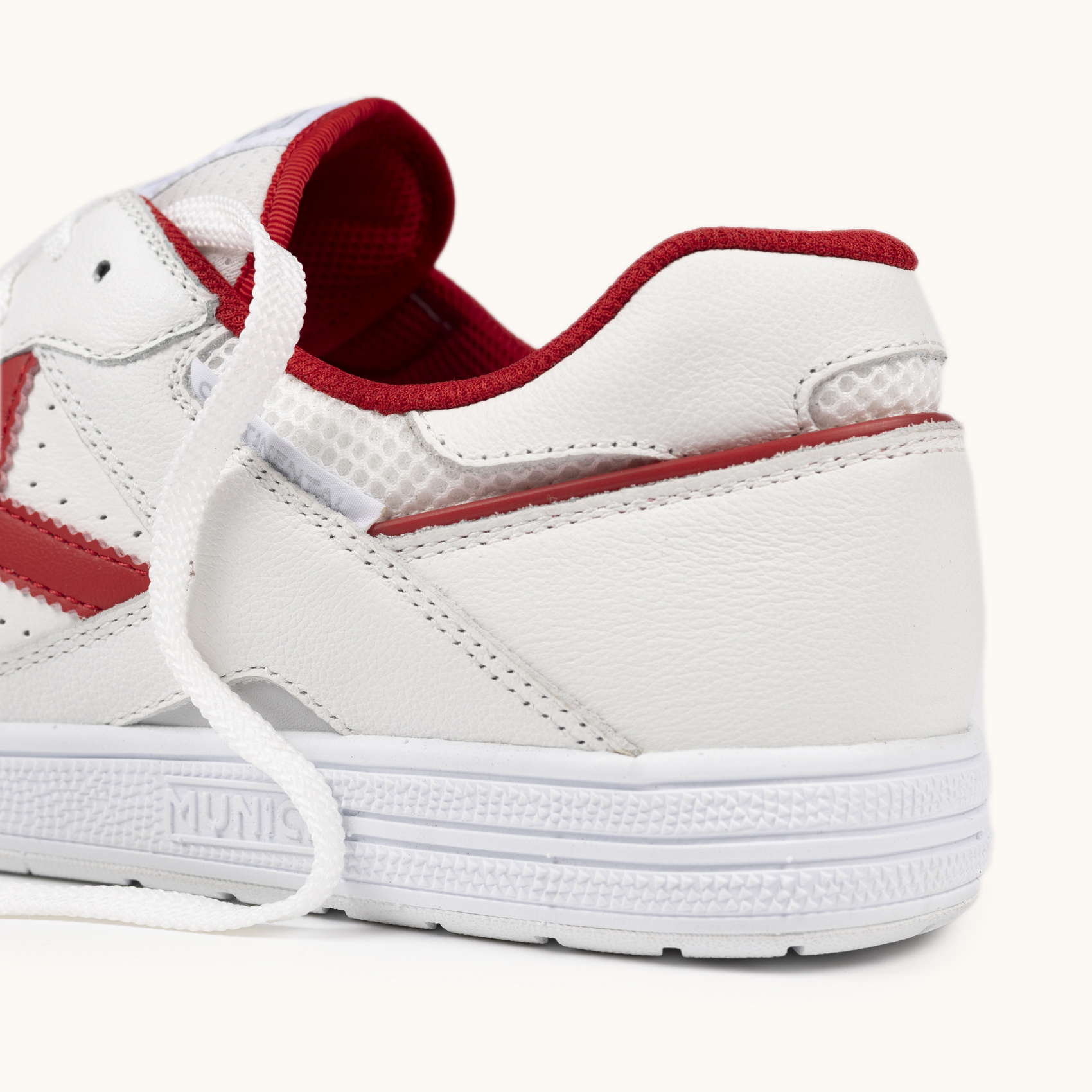 White and Red Leather Futsal Sneakers | MUNICH CONTINENTAL V2 70