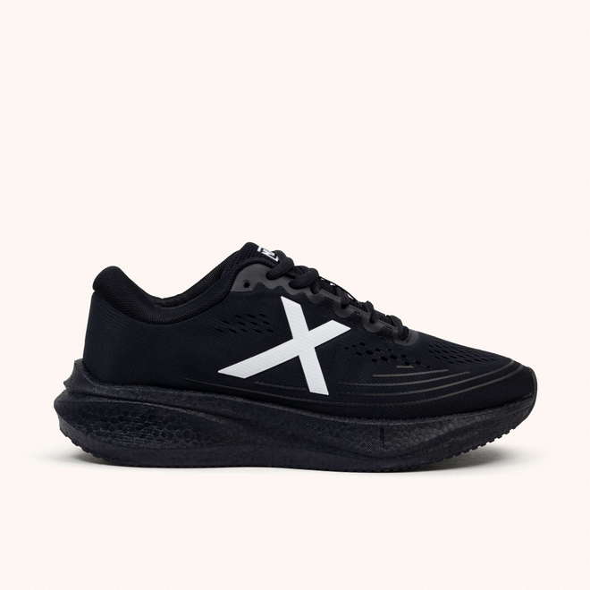 Indoor football shoes black sporty design | MUNICH SPRING 18