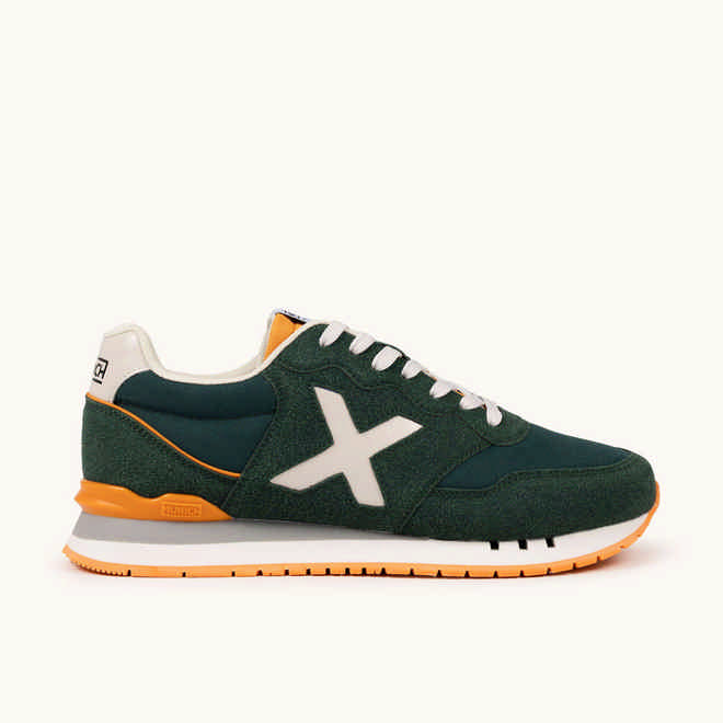 The new Retro Running shoe line display picture 3