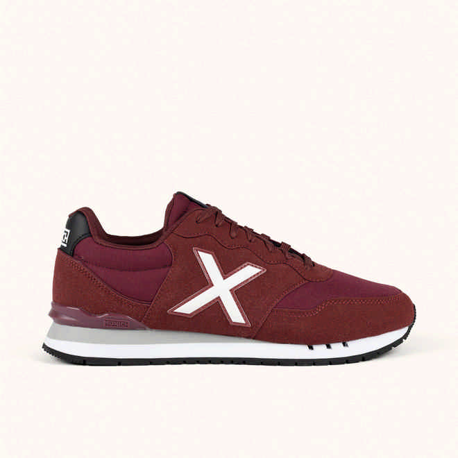 The new Retro Running shoe line display picture 2