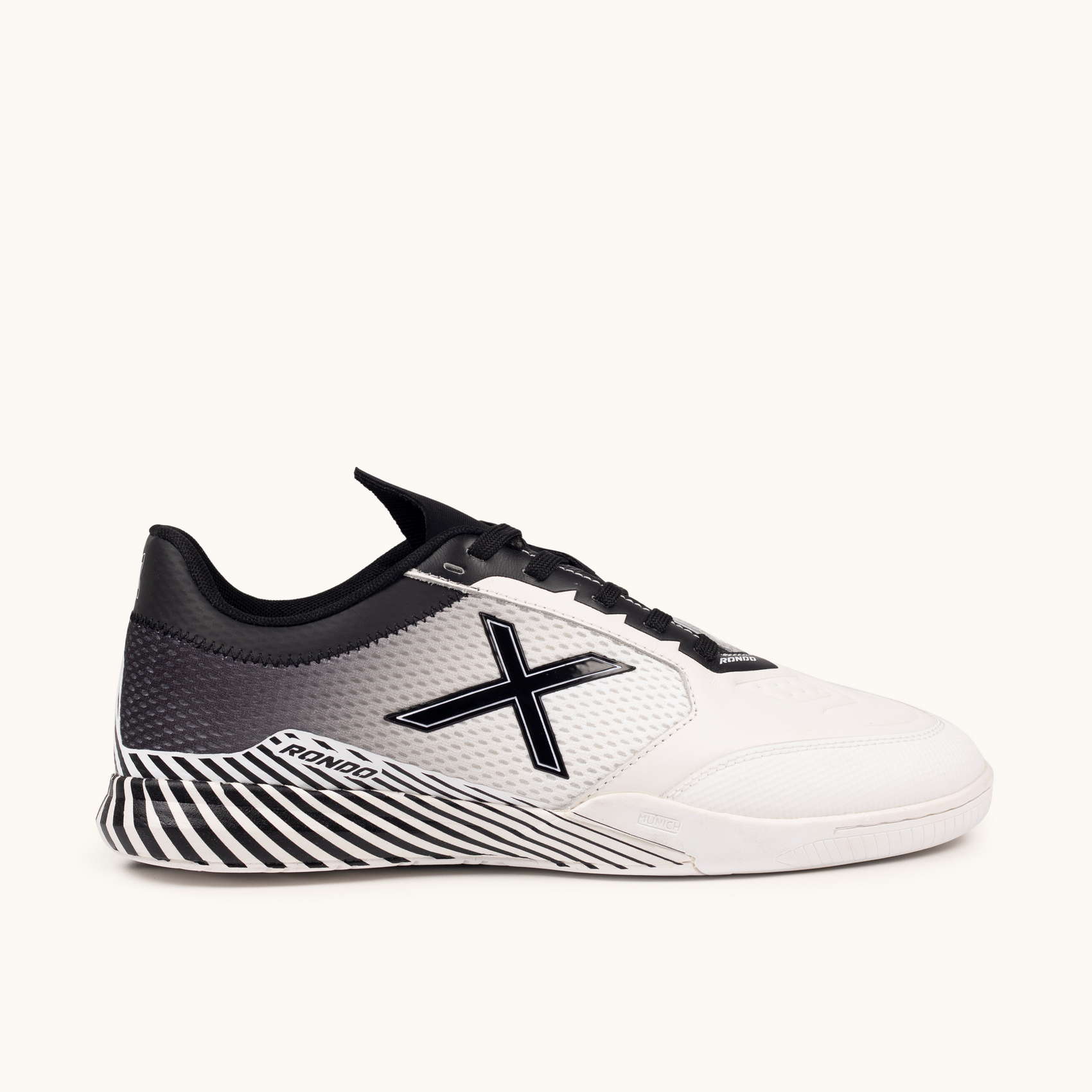 White and Black Indoor Football Sneakers | MUNICH RONDO 22