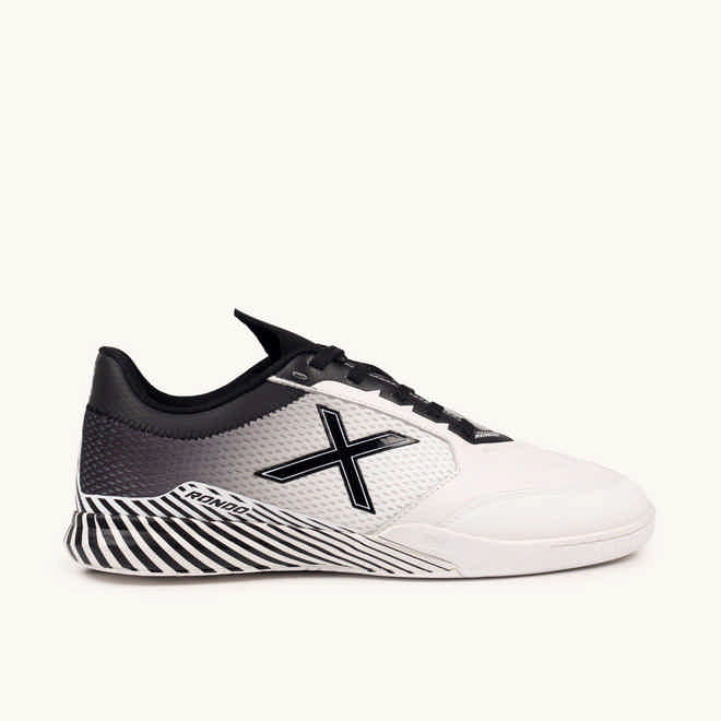 White and Black Indoor Football Sneakers | MUNICH RONDO 22