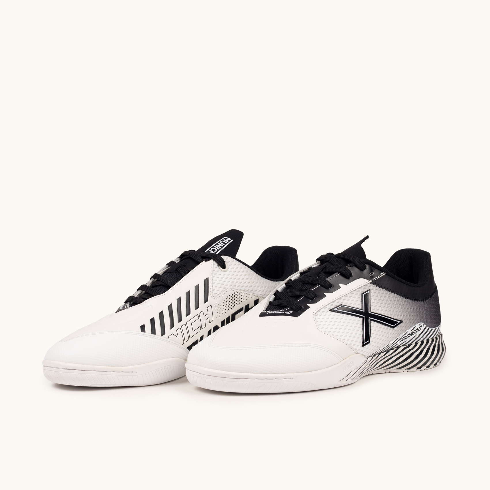 White and Black Indoor Football Sneakers | MUNICH RONDO 22