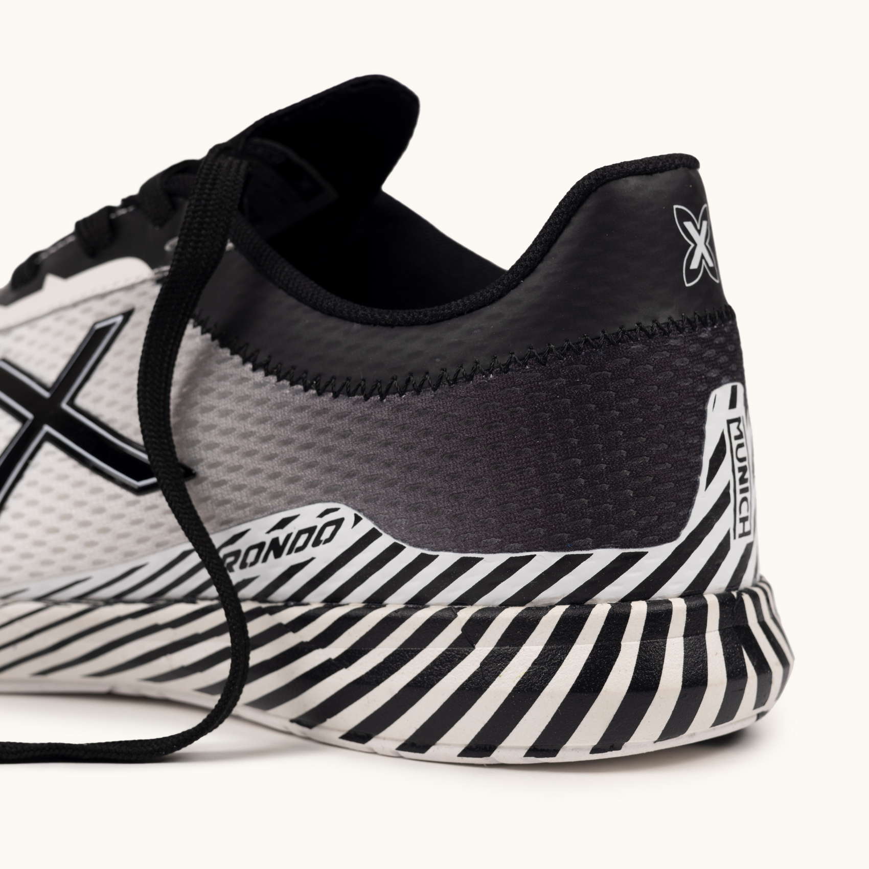 White and Black Indoor Football Sneakers | MUNICH RONDO 22