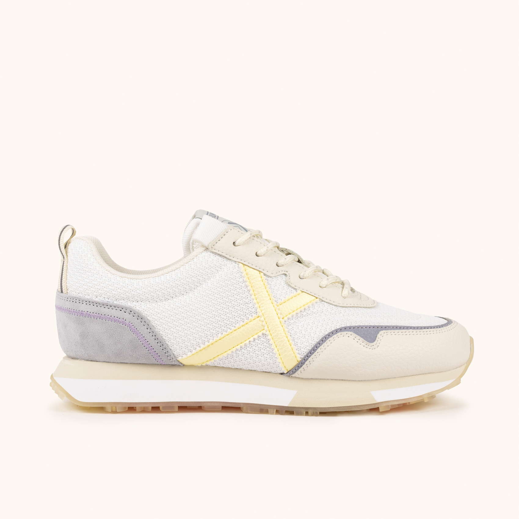Sneakers Urbanas Blancas y Crema con Detalles Amarillos | MUNICH