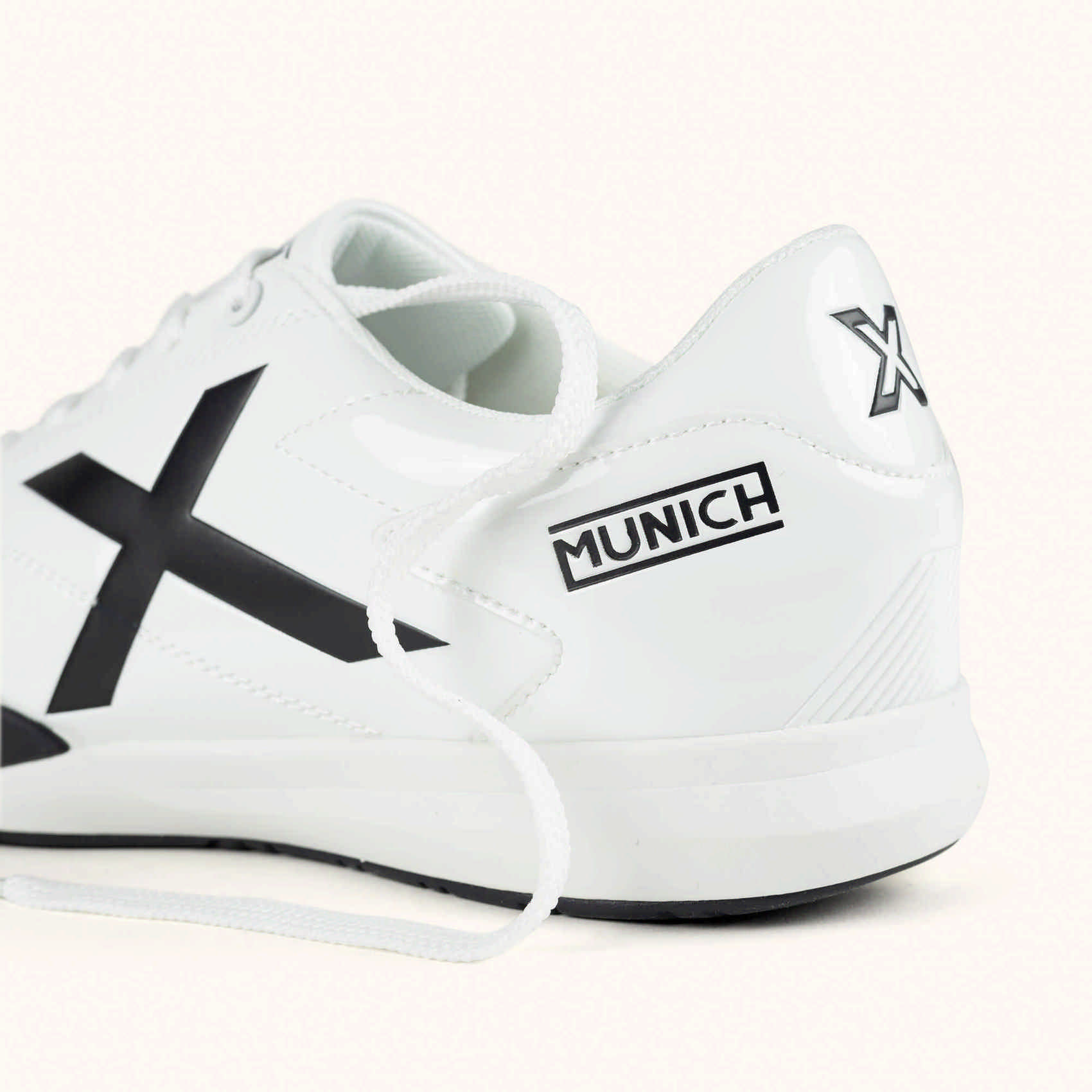 White Urban Futsal Sneakers | MUNICH M39 04